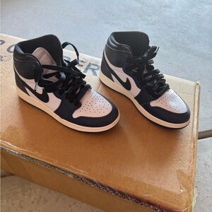 Kids Nike Black and White Sneakers